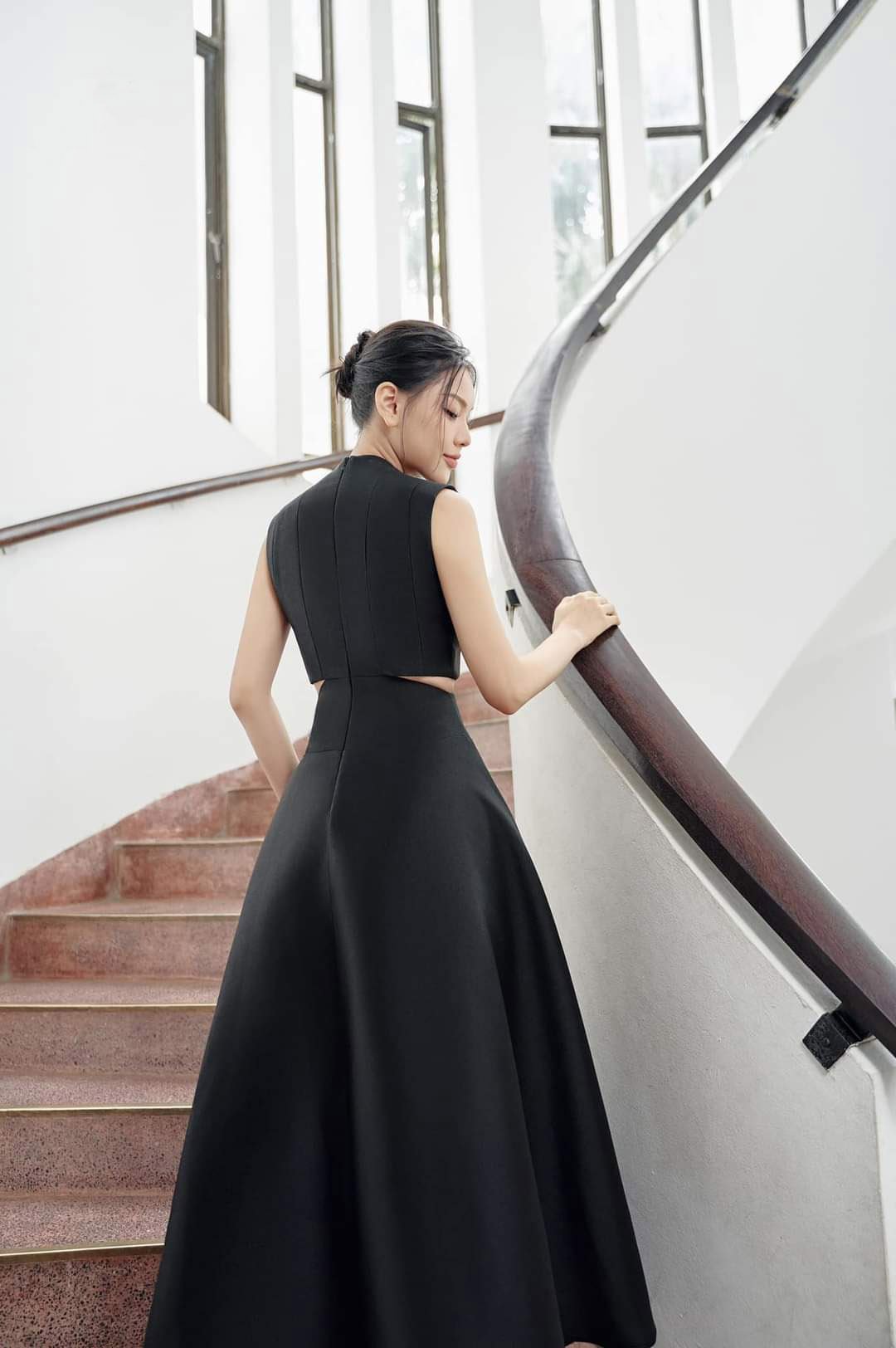 Đầm dự tiệc dáng xòe kín cổ sát nách khoét eo