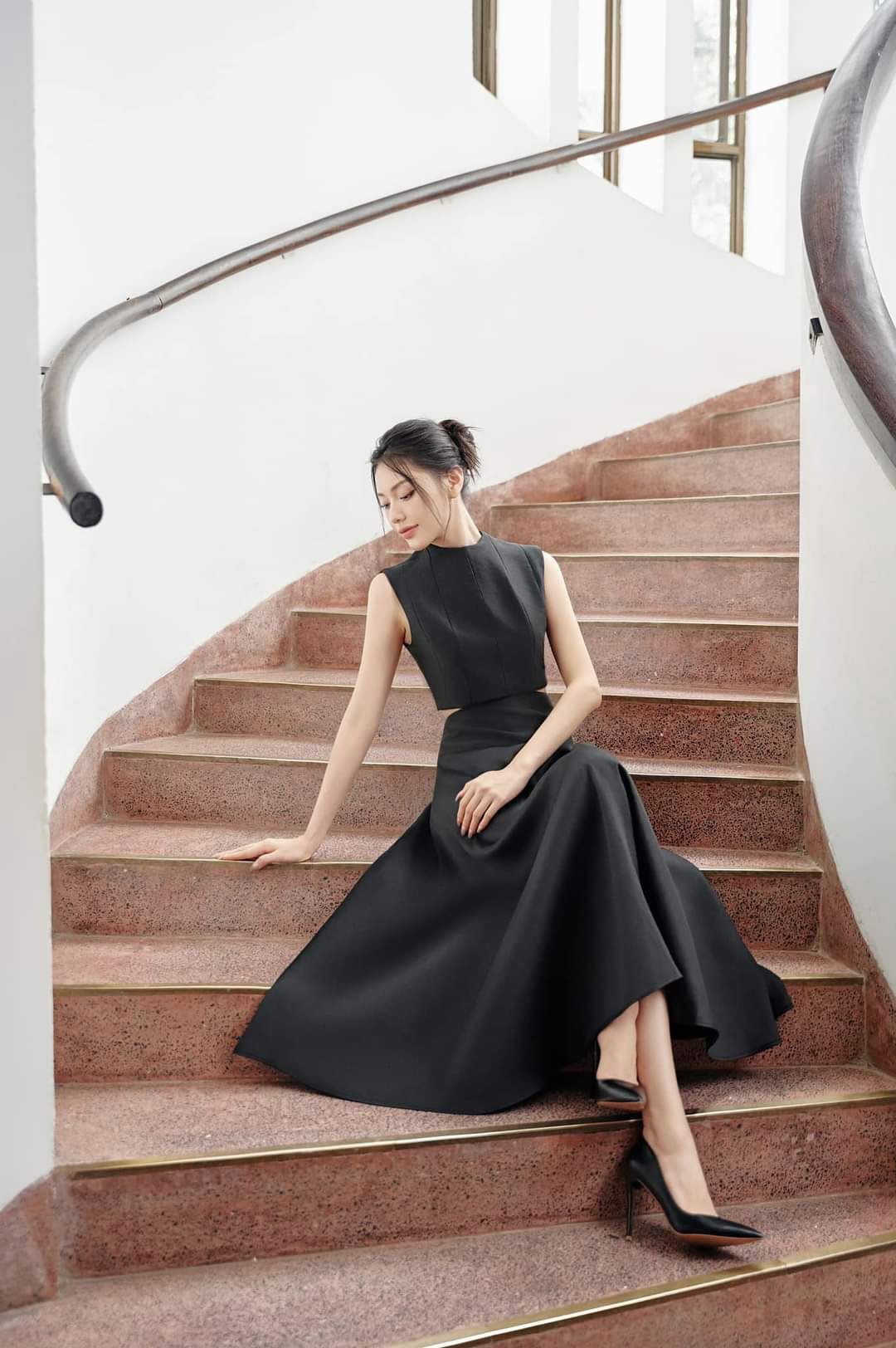 Đầm dự tiệc dáng xòe kín cổ sát nách khoét eo