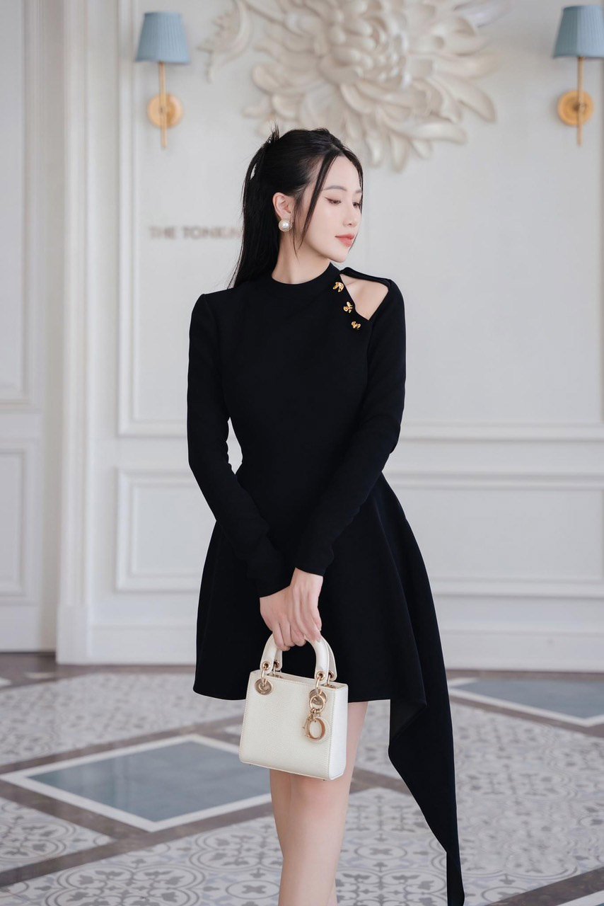 Đầm dự tiệc kiểu tay dài hở vai đính nút sang trọng