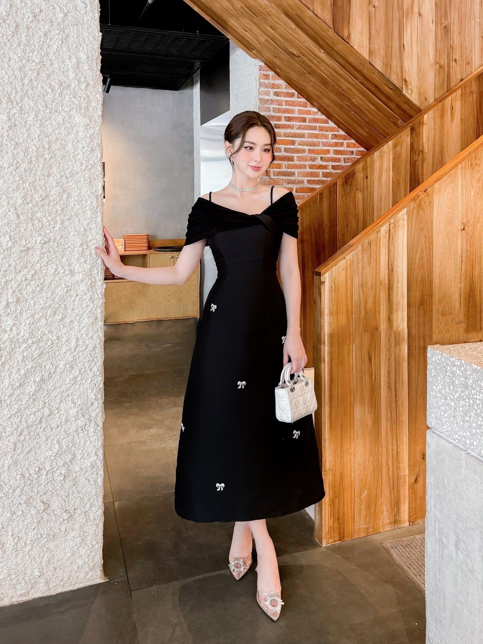 Đầm dự tiệc dáng xoè lệch vai hai dây phối nơ đá sang trọng