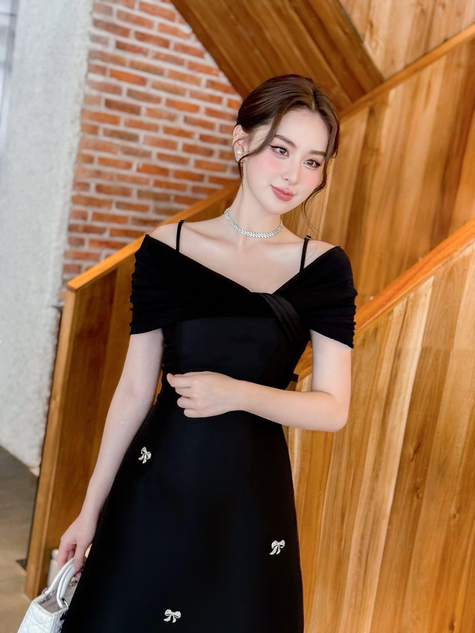 Đầm dự tiệc dáng xoè lệch vai hai dây phối nơ đá sang trọng