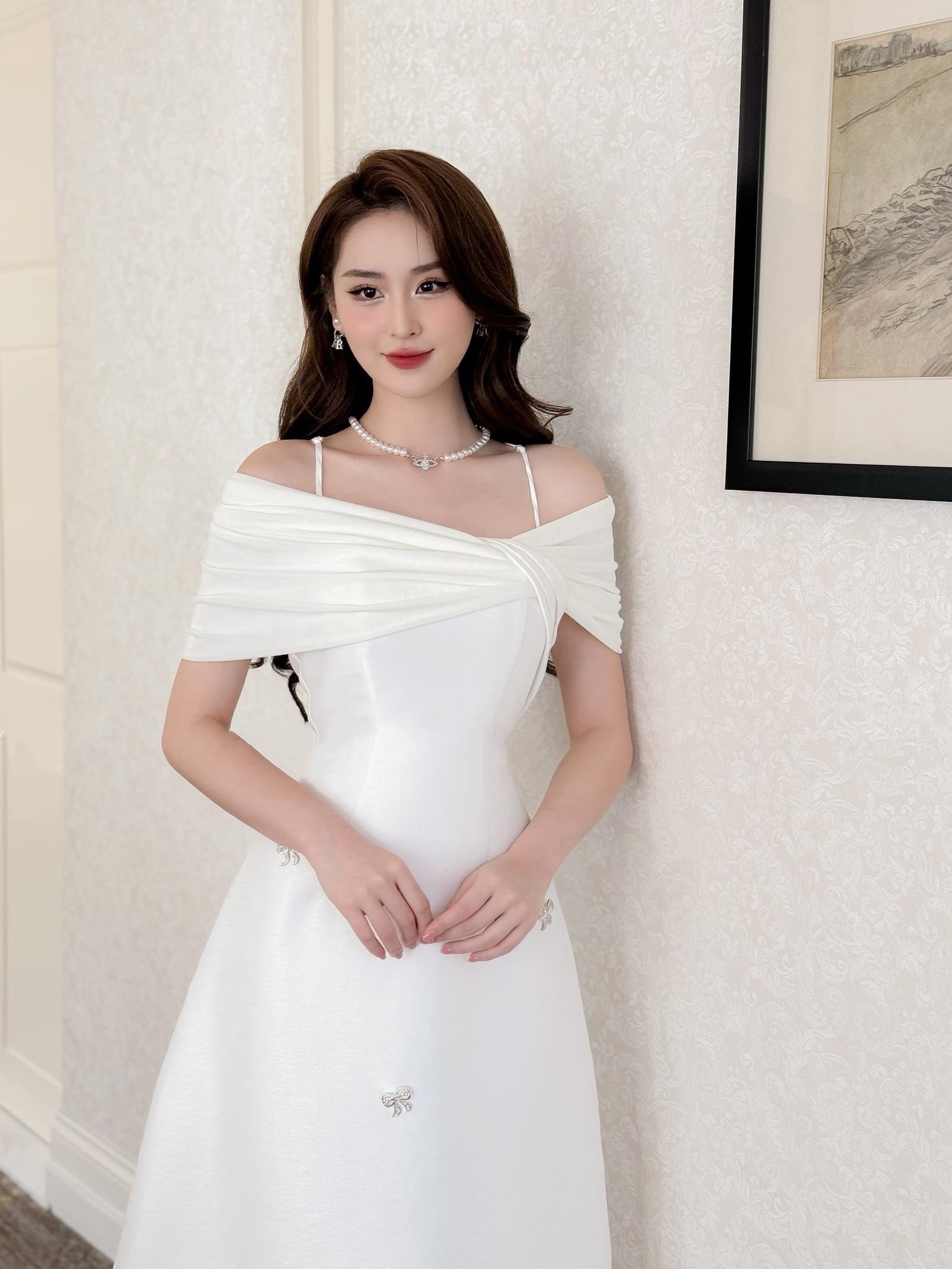 Đầm dự tiệc dáng xoè lệch vai hai dây phối nơ đá sang trọng