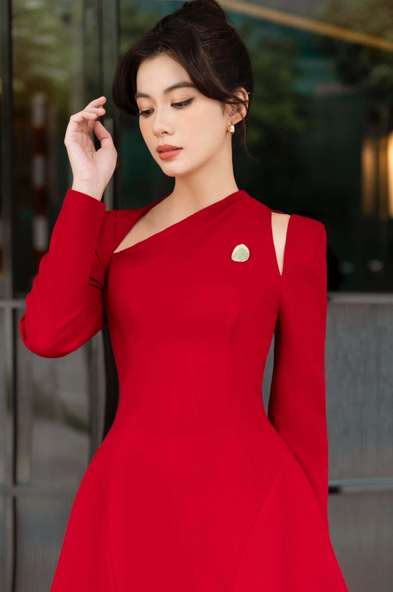 Đầm dự tiệc dáng xoè ngắn tay dài phối logo sang trọng