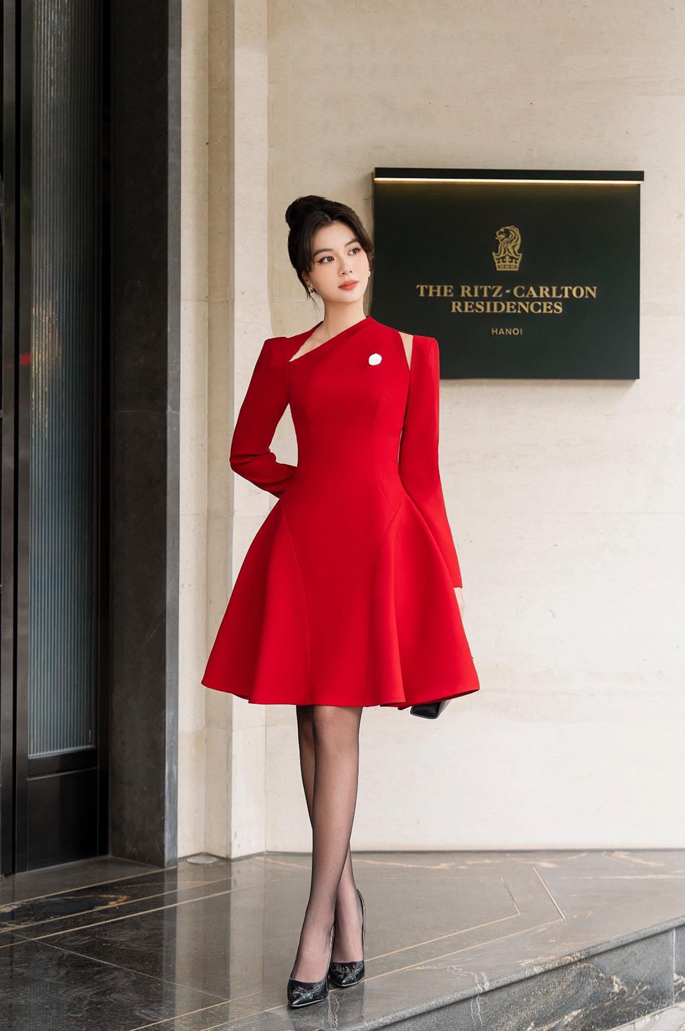 Đầm dự tiệc dáng xoè ngắn tay dài phối logo sang trọng