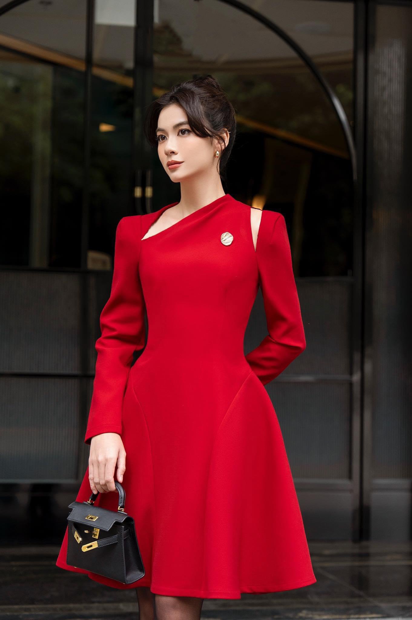 Đầm dự tiệc dáng xoè ngắn tay dài phối logo sang trọng