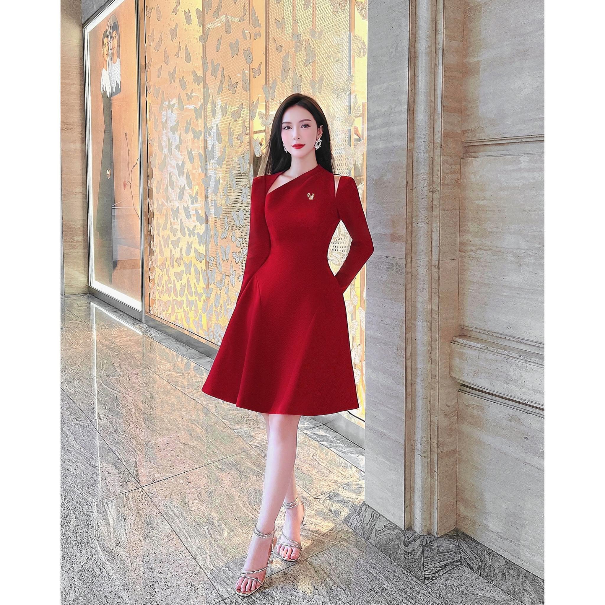 Đầm dự tiệc dáng xoè ngắn tay dài phối logo sang trọng