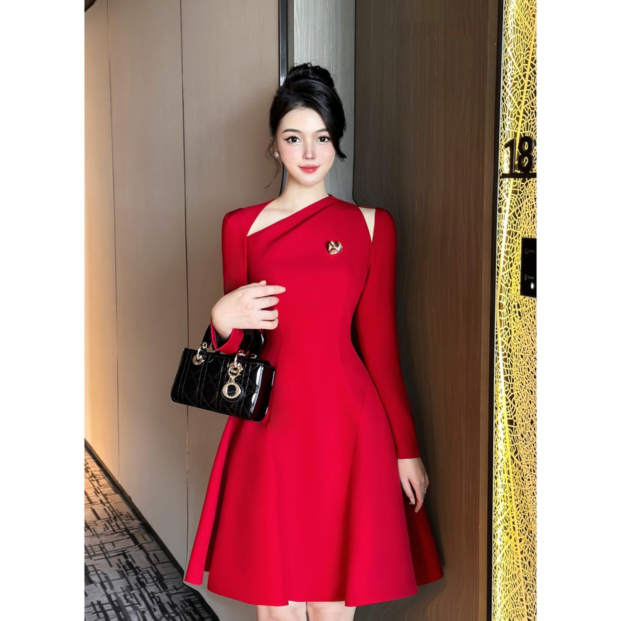 Đầm dự tiệc dáng xoè ngắn tay dài phối logo sang trọng