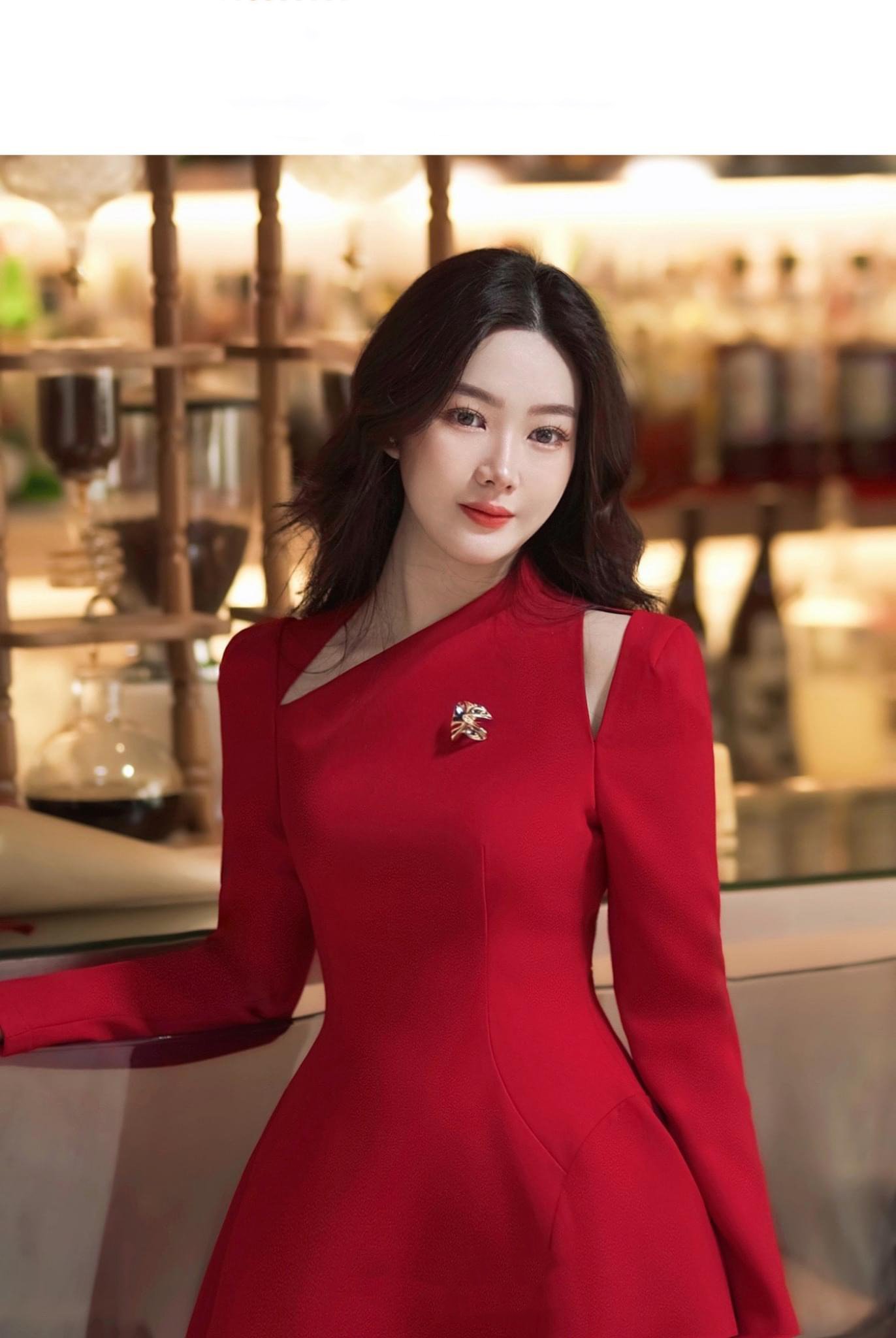 Đầm dự tiệc dáng xoè ngắn tay dài phối logo sang trọng