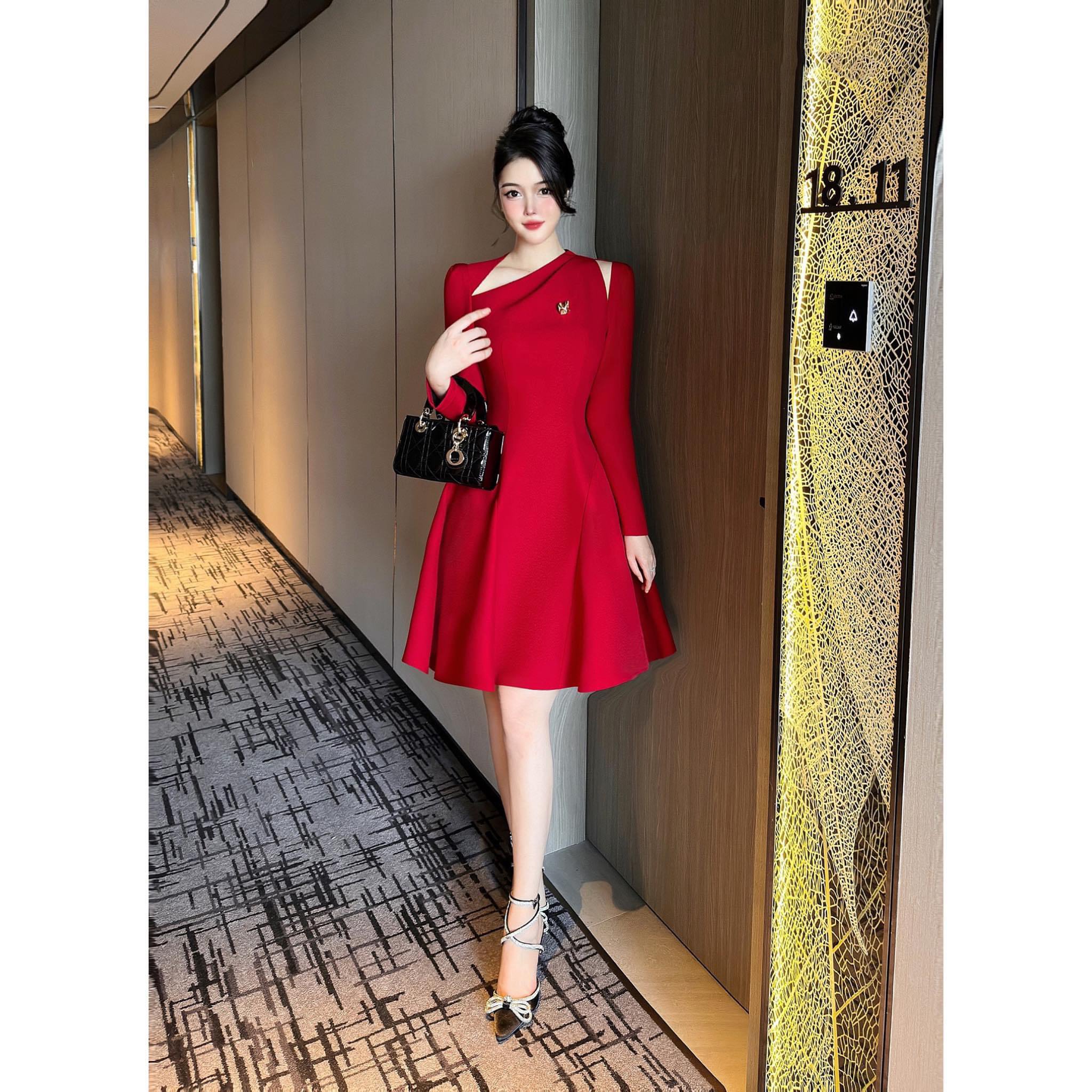 Đầm dự tiệc dáng xoè ngắn tay dài phối logo sang trọng