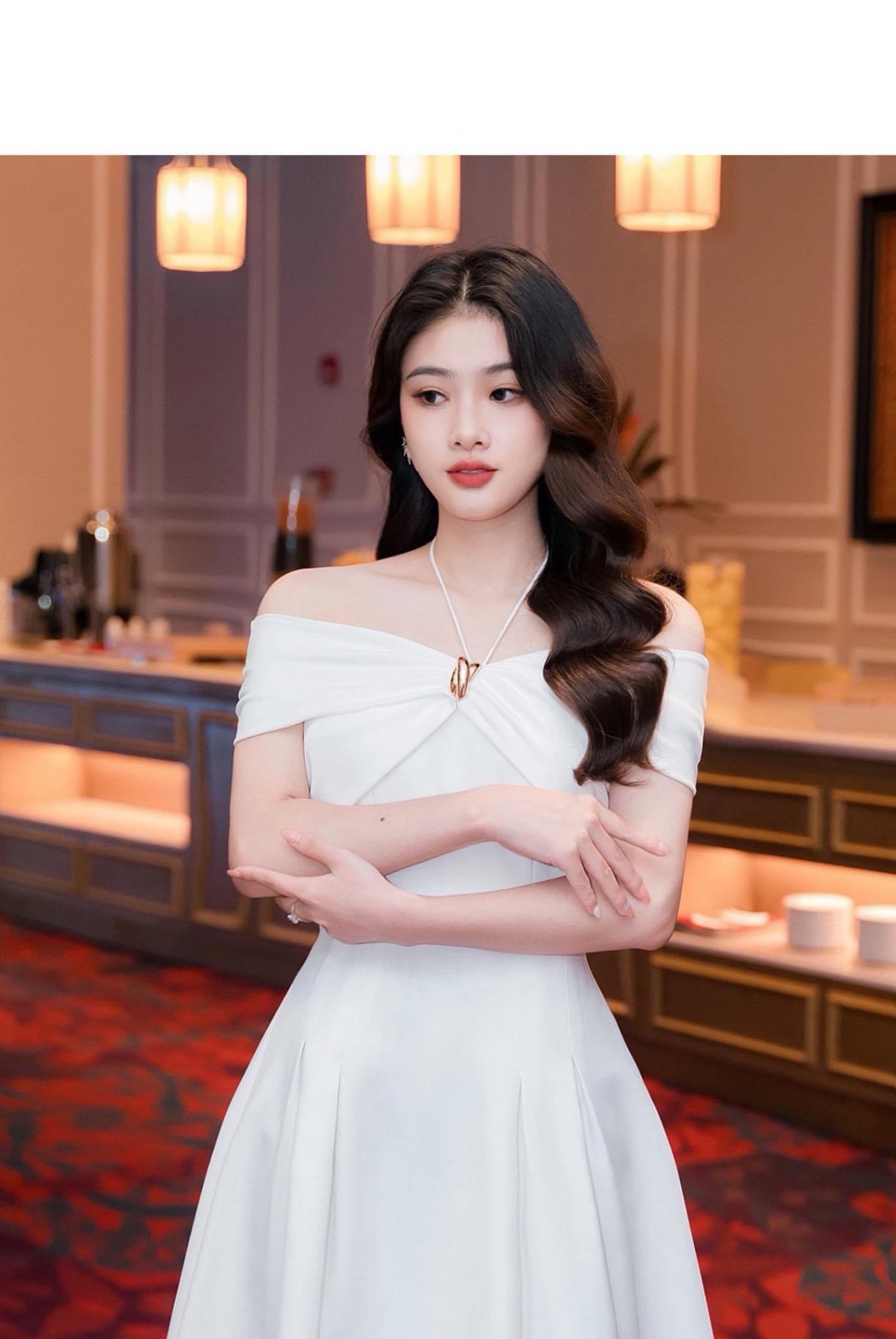 Đầm dự tiệc dáng xoè hở vai cột dây cổ sang trọng