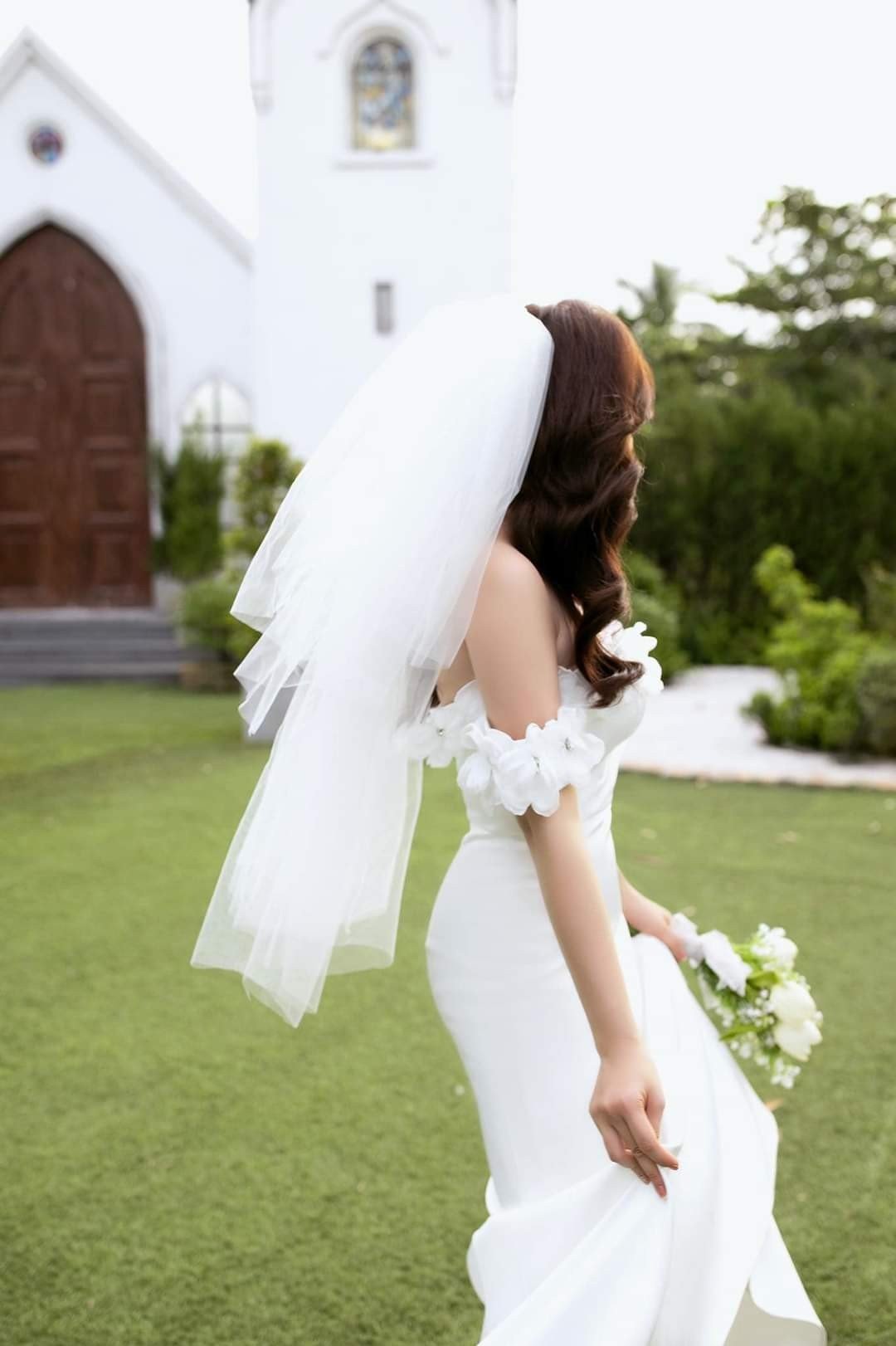 Đầm dự tiệc dáng ôm body dài hở ngang vai cúp ngực phối hoa