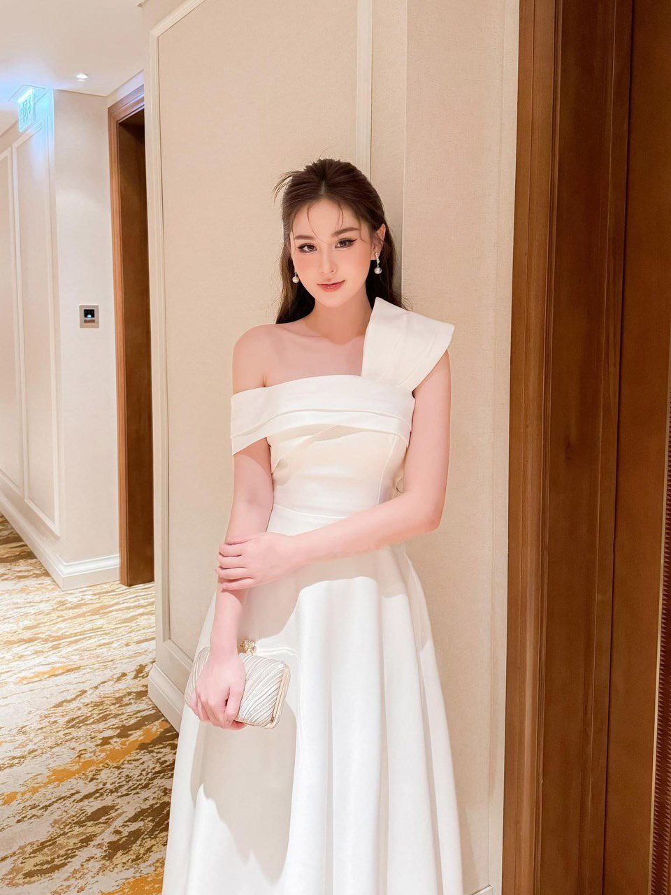 Đầm dự tiệc dáng xoè lệch vai phối nơ sang trọng