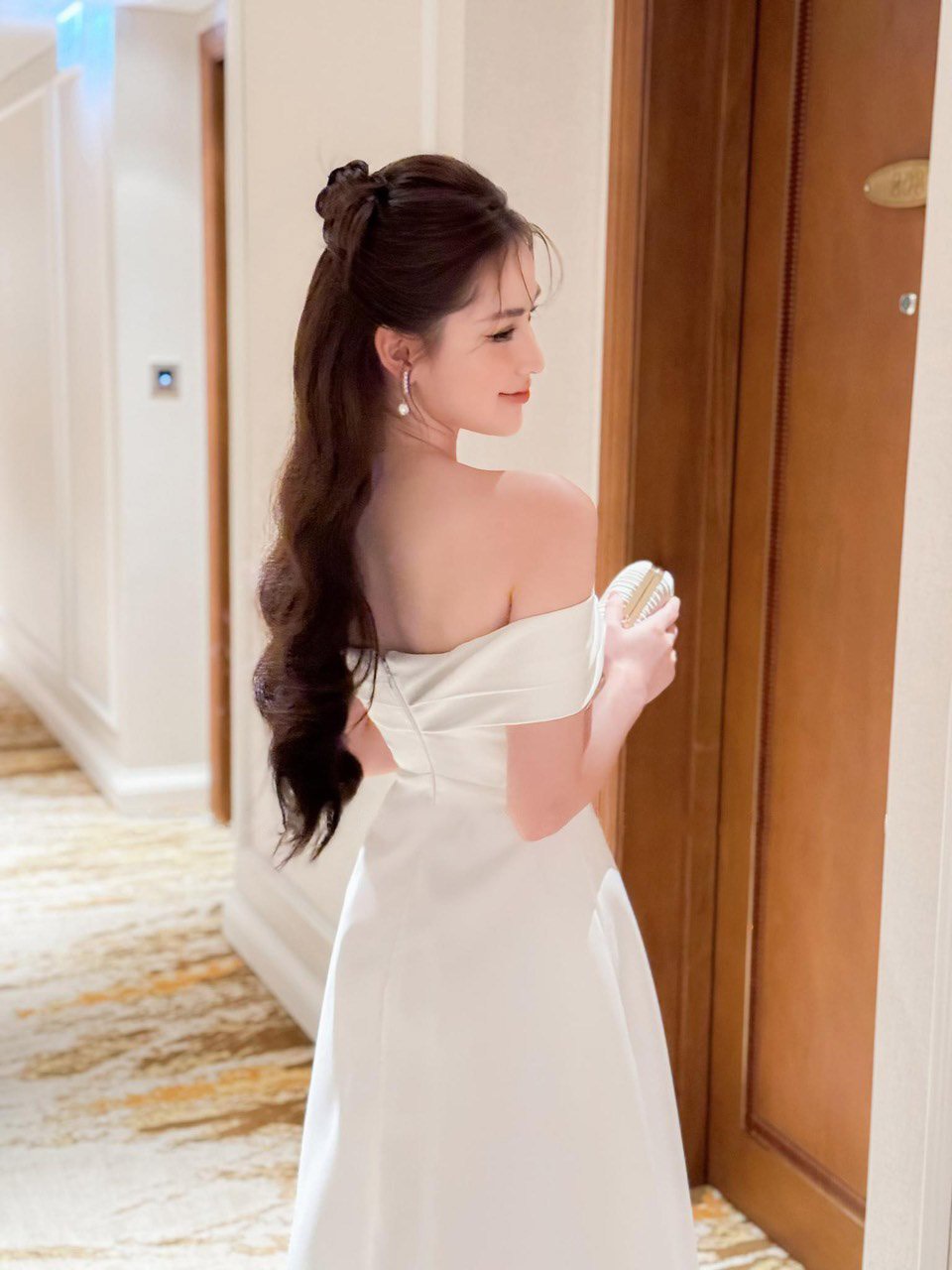 Đầm dự tiệc dáng xoè lệch vai phối nơ sang trọng