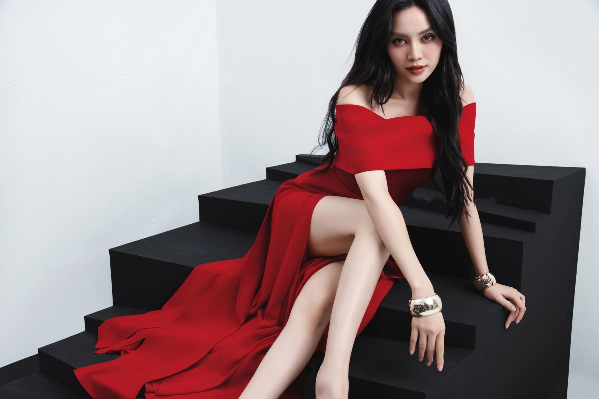 Đầm dự tiệc dáng dài xẻ tà hở vai ngang sang trọng