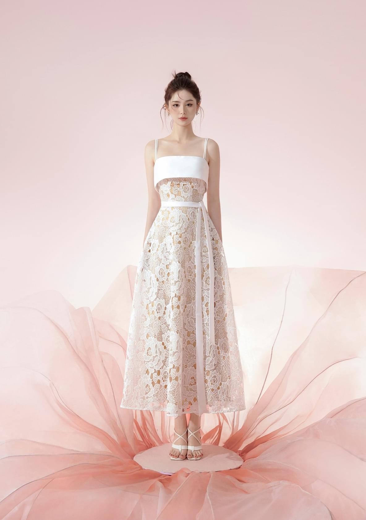 Đầm ren dáng xoè dài hai dây cúp ngang phối dây đai sang trọng