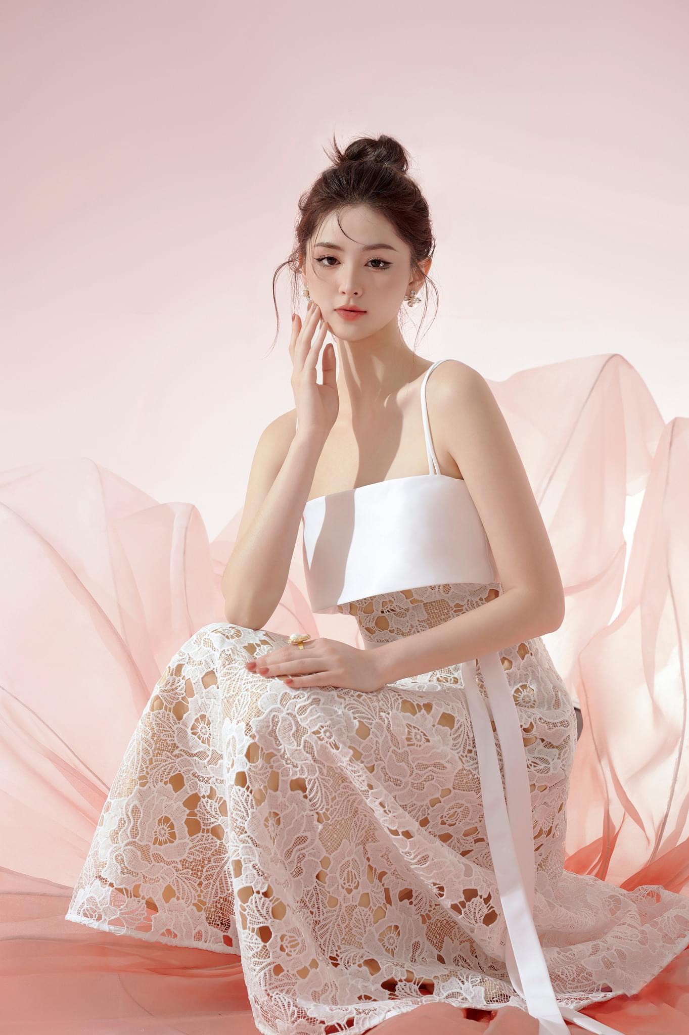 Đầm ren dáng xoè dài hai dây cúp ngang phối dây đai sang trọng