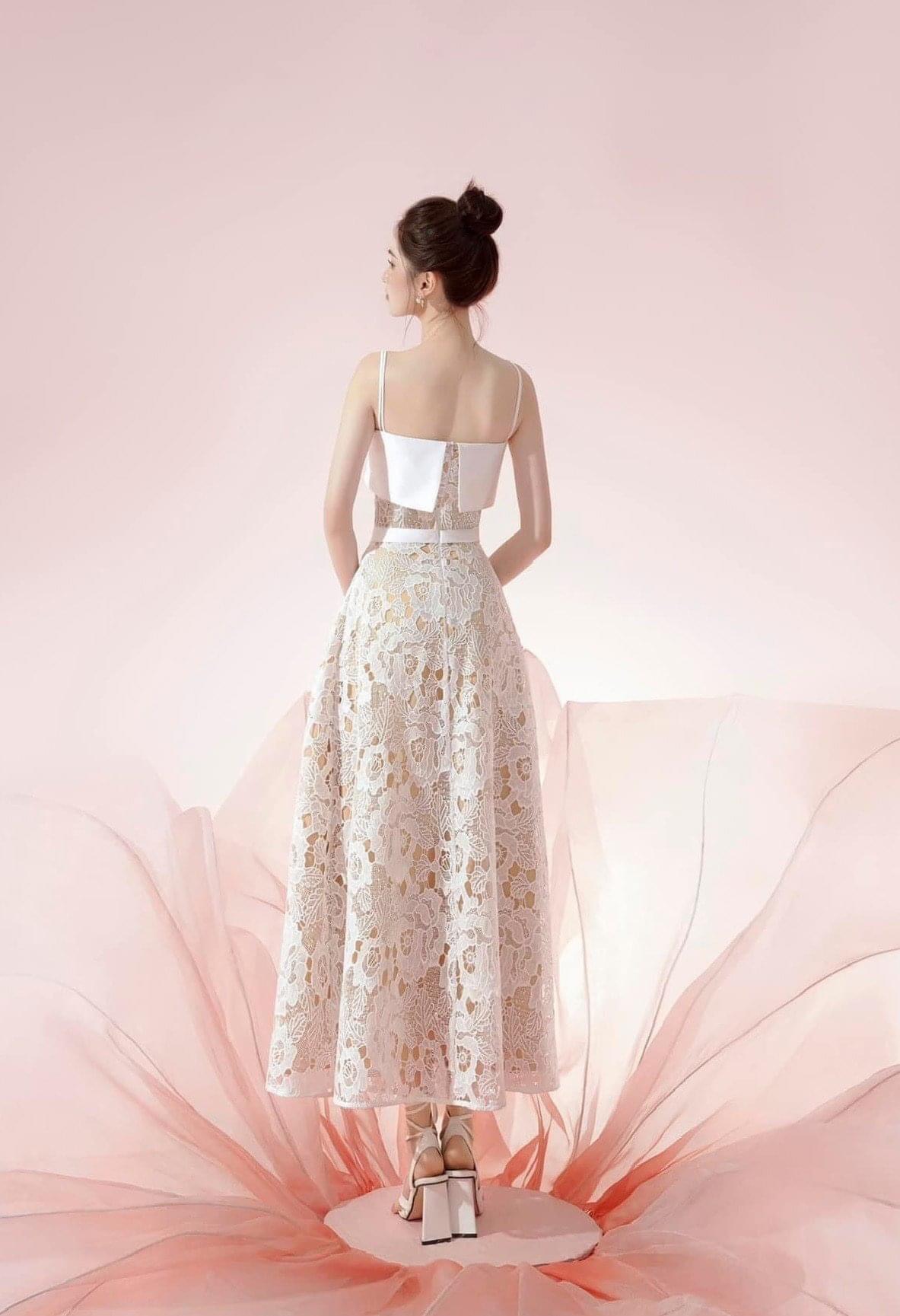 Đầm ren dáng xoè dài hai dây cúp ngang phối dây đai sang trọng