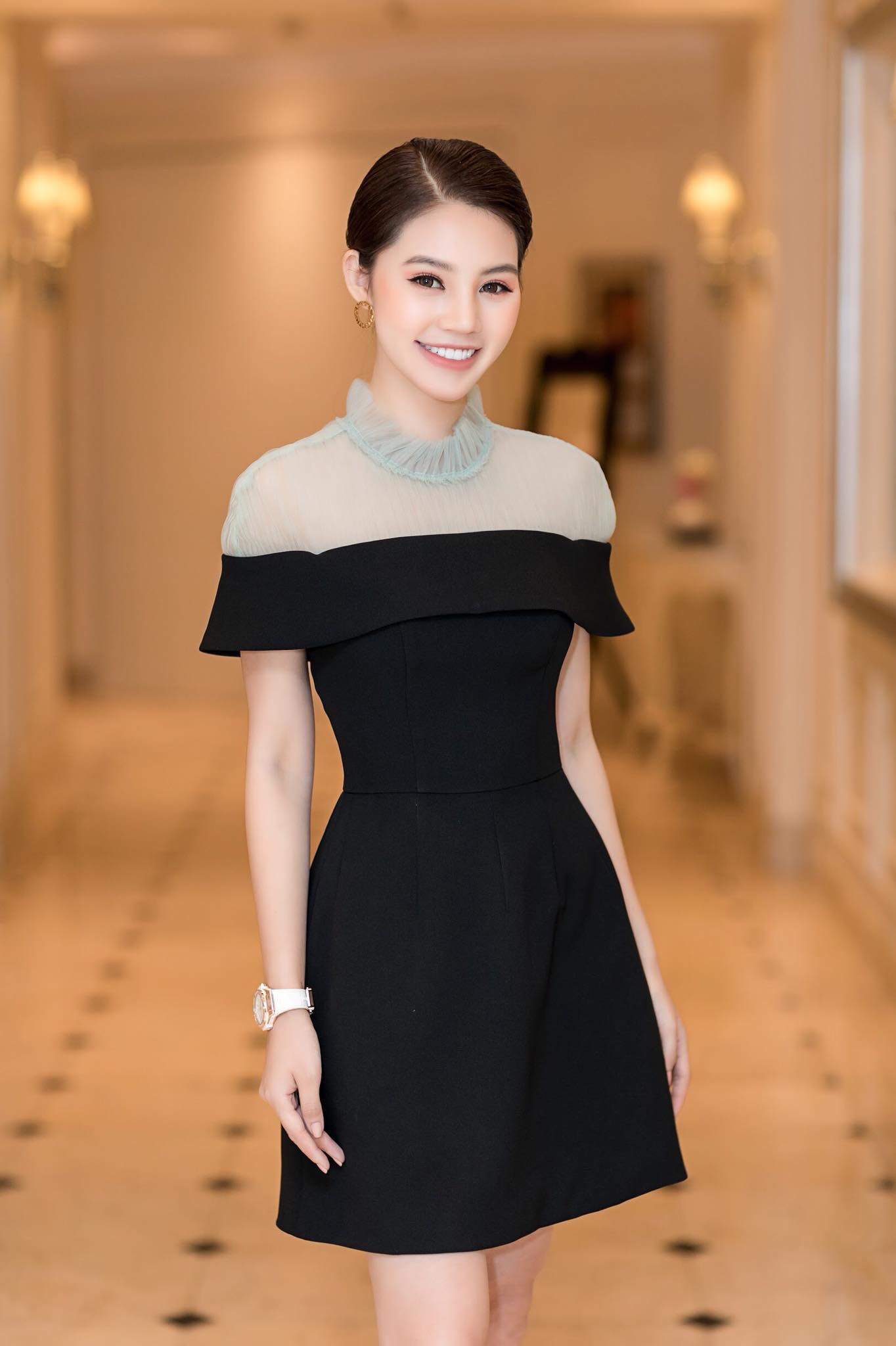 Đầm xòe ngắn kiểu chữ A cổ lọ lưới xanh