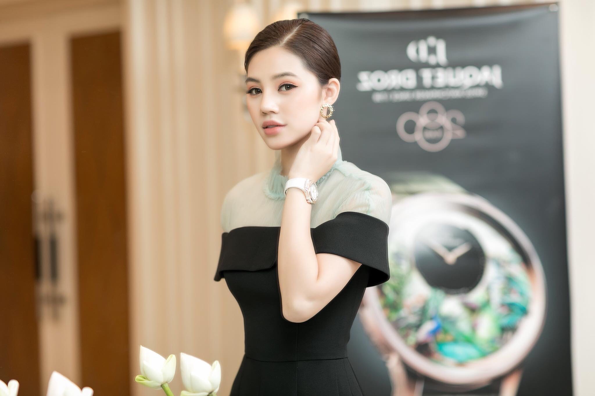 Đầm xòe ngắn kiểu chữ A cổ lọ lưới xanh