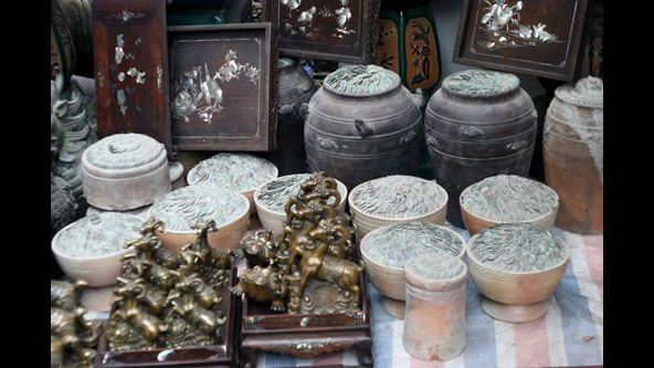 Những chum tiền cổ tiền triệu trên vỉa hè Hà Nội