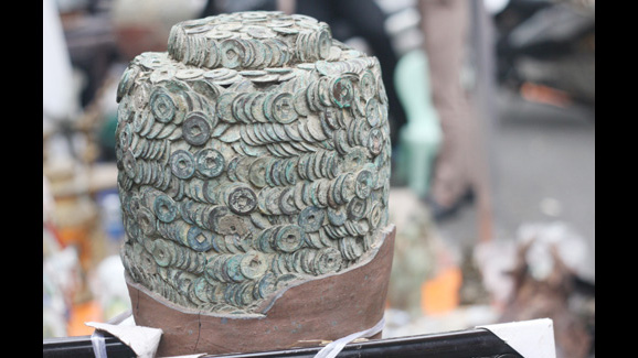 Những chum tiền cổ tiền triệu trên vỉa hè Hà Nội