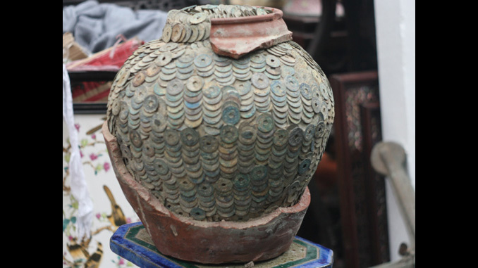 Những chum tiền cổ tiền triệu trên vỉa hè Hà Nội