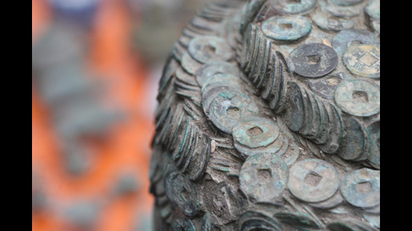 Những chum tiền cổ tiền triệu trên vỉa hè Hà Nội