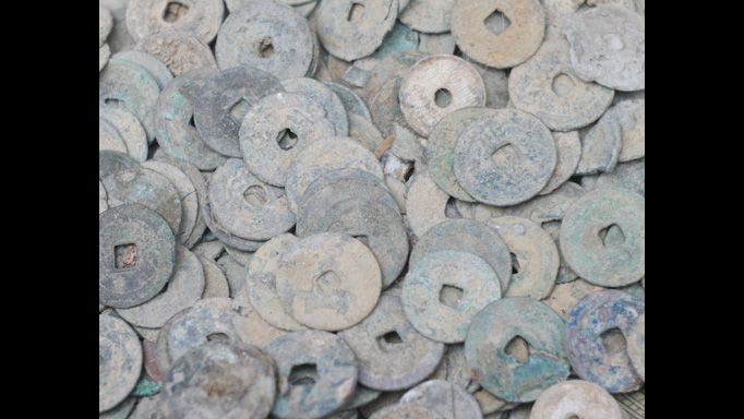 Những chum tiền cổ tiền triệu trên vỉa hè Hà Nội