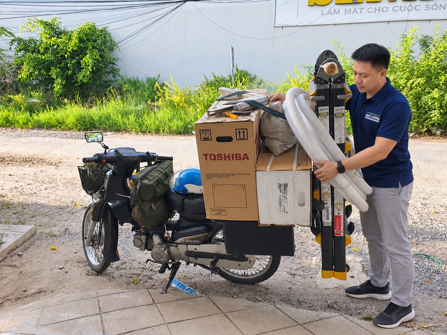 Chuẩn bị thiết bị Toshiba và dụng cụ tại công trình Bến Cầu