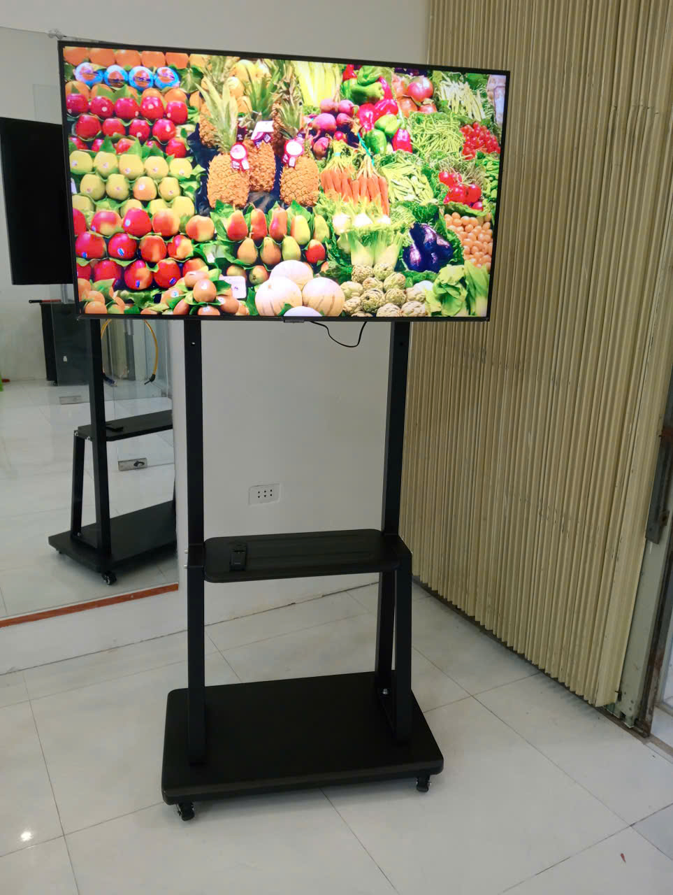 Giá treo Tivi di động E1900 ( 32 - 75 inch )