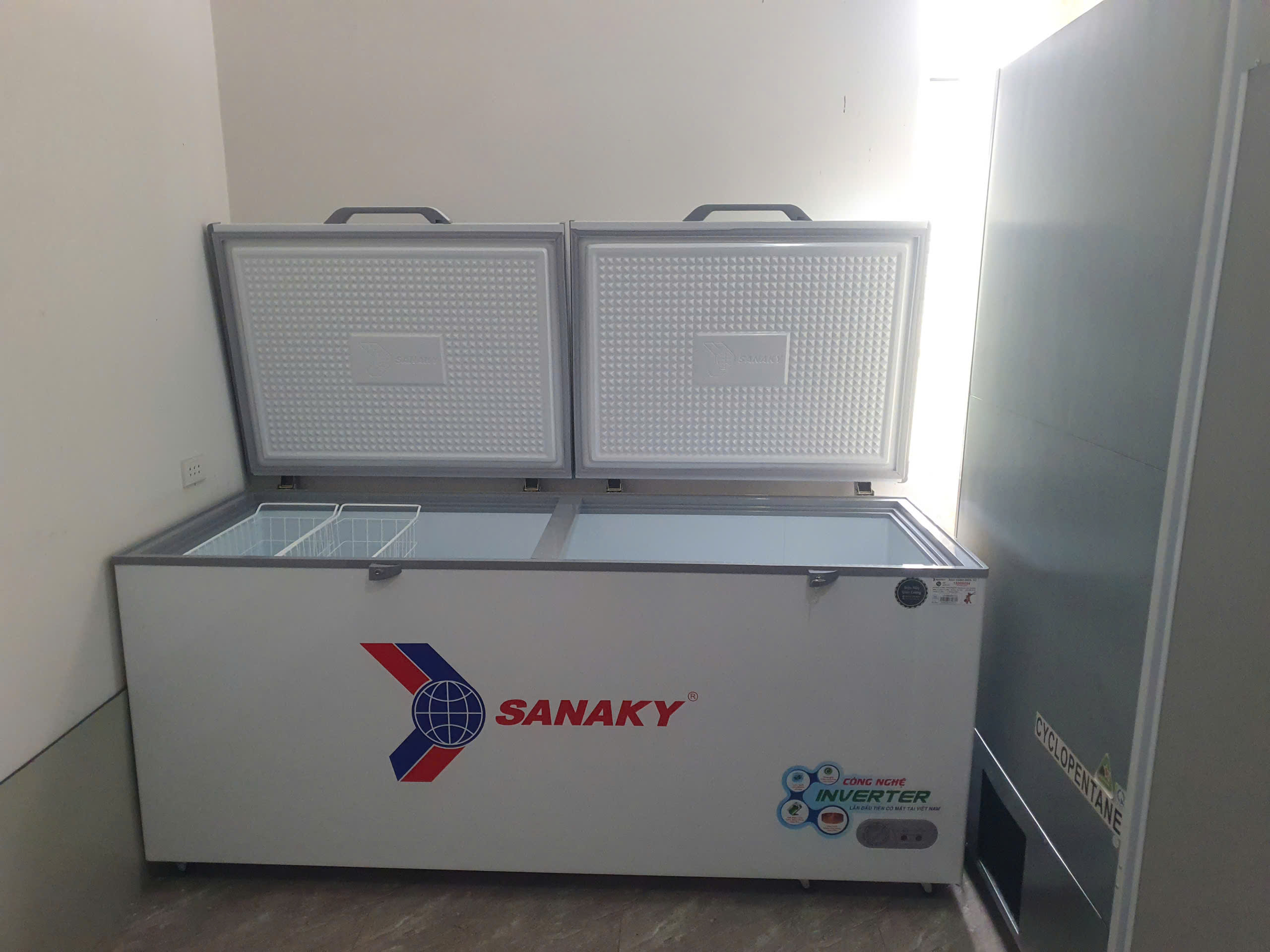 Tủ Đông Sanaky Inverter 761 Lít VH-8699HY3
