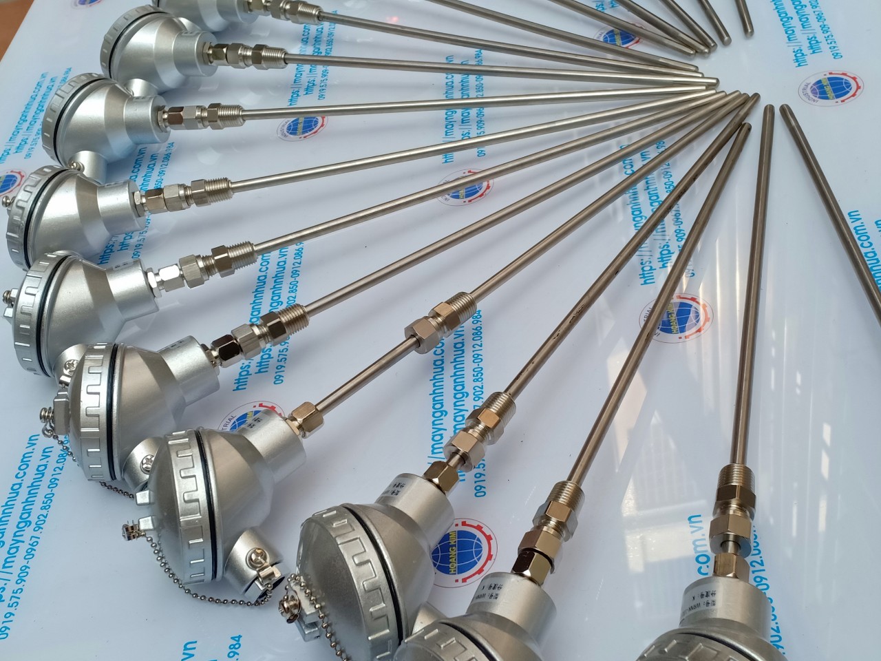 Cảm biến nhiệt độ là thiết bị dùng để đo, đếm, cảm nhận,…các đại lượng vật lý