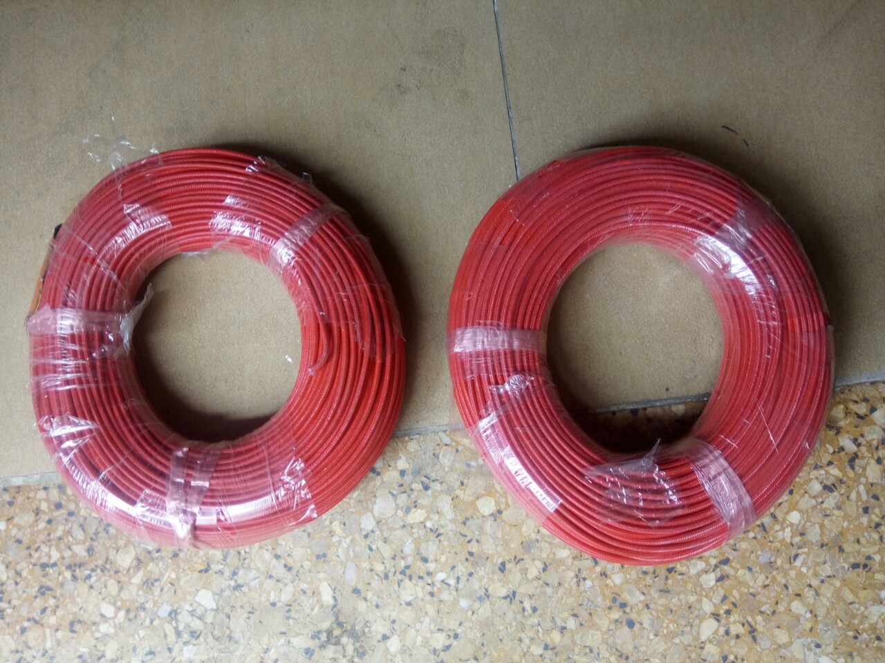 Dây điện chịu nhiệt amiang phi 1.0 là dòng sản phẩm chịu nhiệt