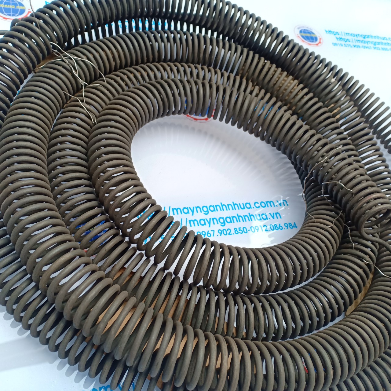 Dây điện trở thường dùng trong lò điện trở để biến đổi điện năng thành nhiệt năng.