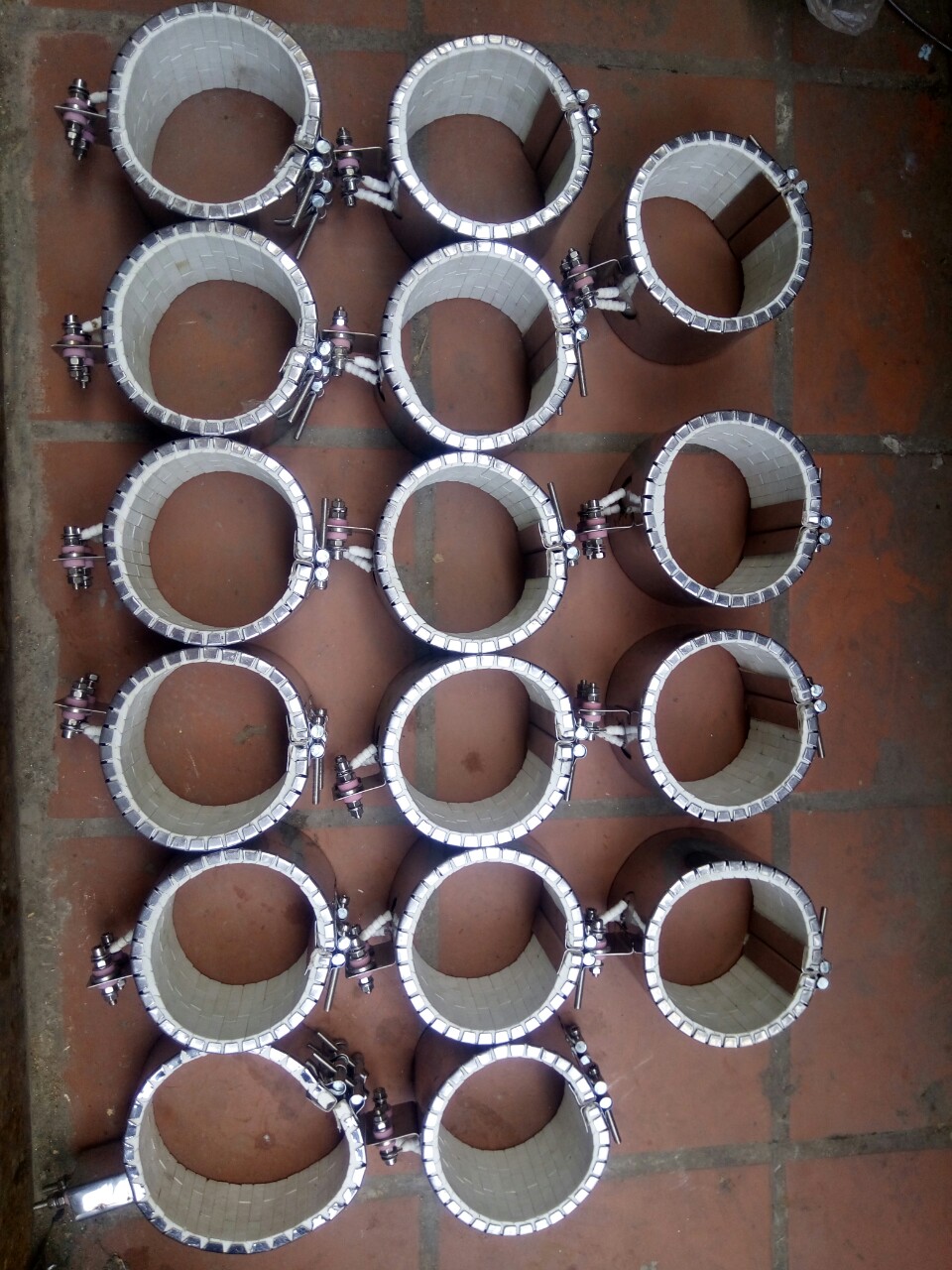 Điện trở vòng nhiệt sứ điện 380v có thiết kế đơn giản giúp tối ưu hóa thời gian