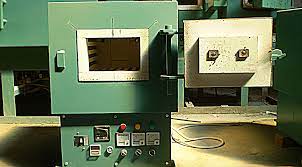 Việc kiểm soát nhiệt độ trong lò sử dụng bộ điều khiển nhiệt độ.