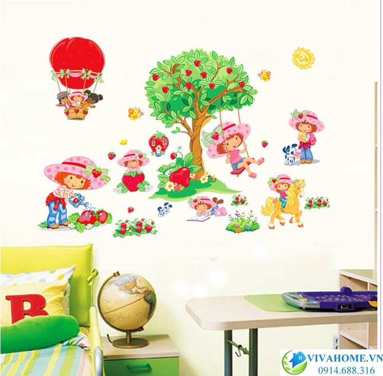 Decal dán tường Cô bé dâu tây