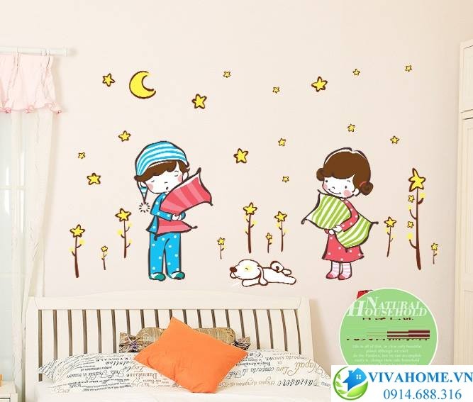 Decal dán tường Bé ôm gối