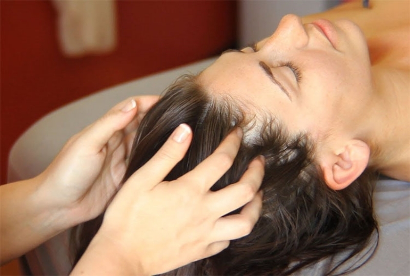 Massage da đầu giúp kích thích mọc tóc
