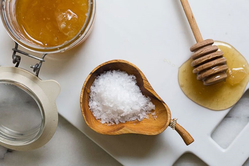 Kết hợp nước muối và mật ong để gội đầu