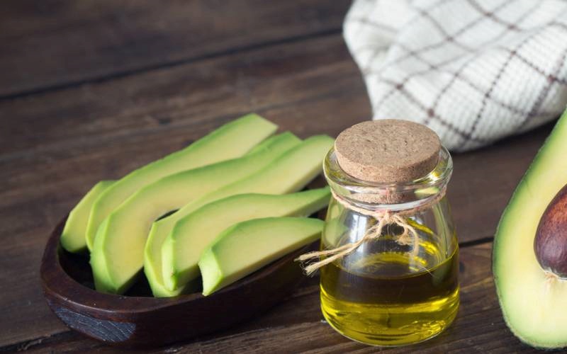 Công thức ủ tóc từ bơ với dầu oliu