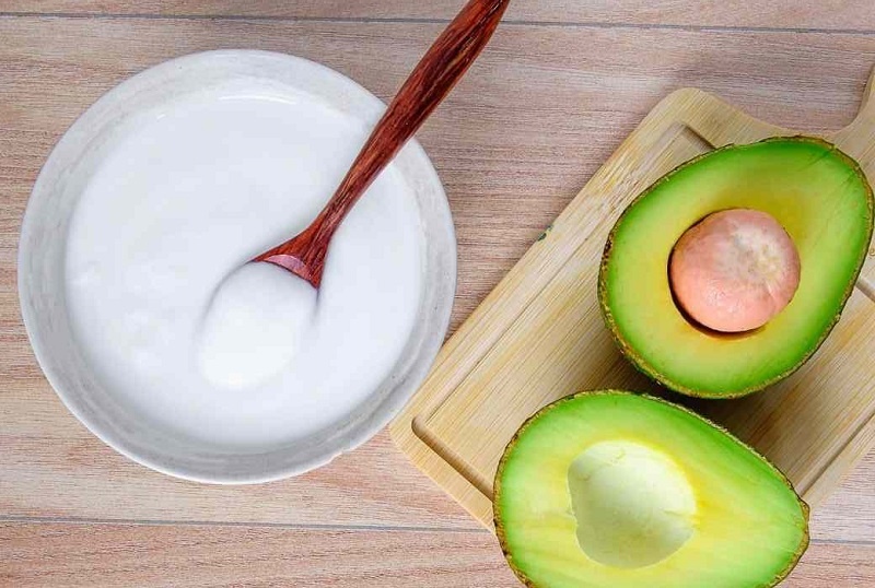 Ủ tóc từ bơ và sữa chua