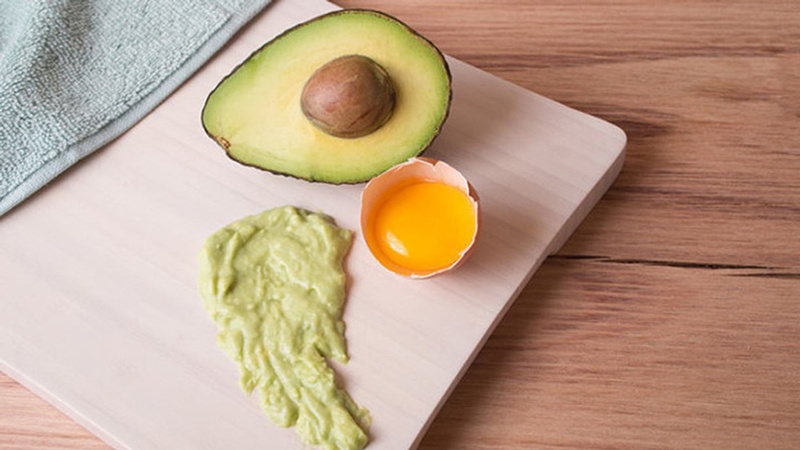 Ủ tóc từ bơ và trứng gà