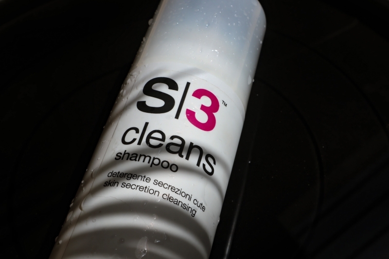 DẦU GỘI LÀM SẠCH BÃ NHỜN S3 CLEANS giúp chăm sóc tóc dầu hiệu quả.