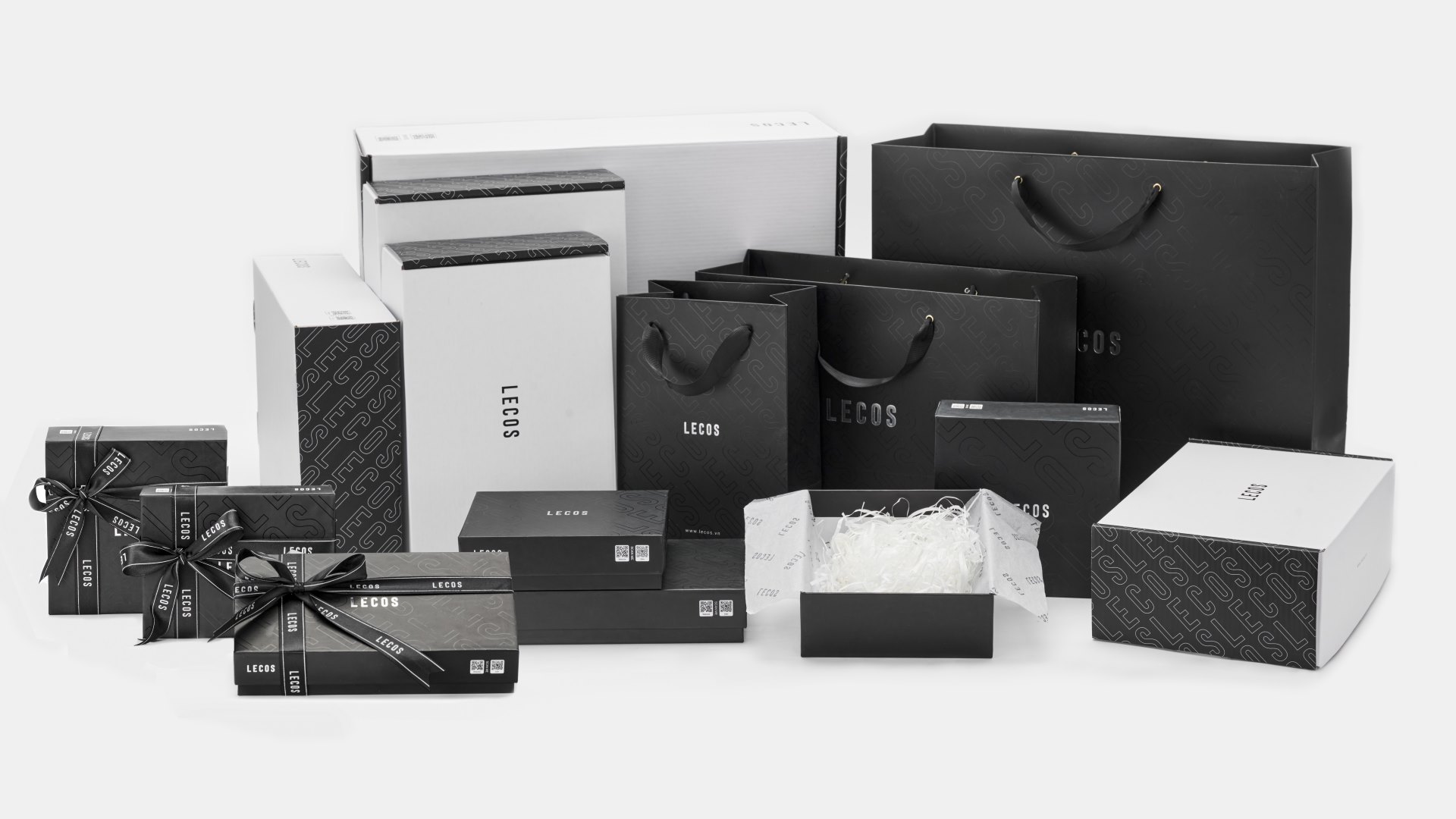 Bao bì sản phẩm được thiết kế sang trọng, chuyên nghiệp theo bộ nhận diện của thương hiệu với đầy đủ túi, hộp, phụ kiện đi kèm để bảo quản sản phẩm tốt nhất và tôn lên vẻ đẹp tinh tế, quyến rũ cho sản phẩm khi làm quà tặng cho người thân, bạn bè, đối tác.