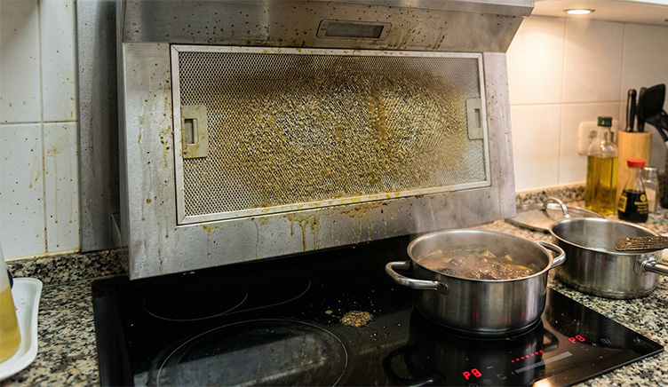 Vệ sinh lưới lọc hút mùi sau những ngày Tết: Có cần thiết không?