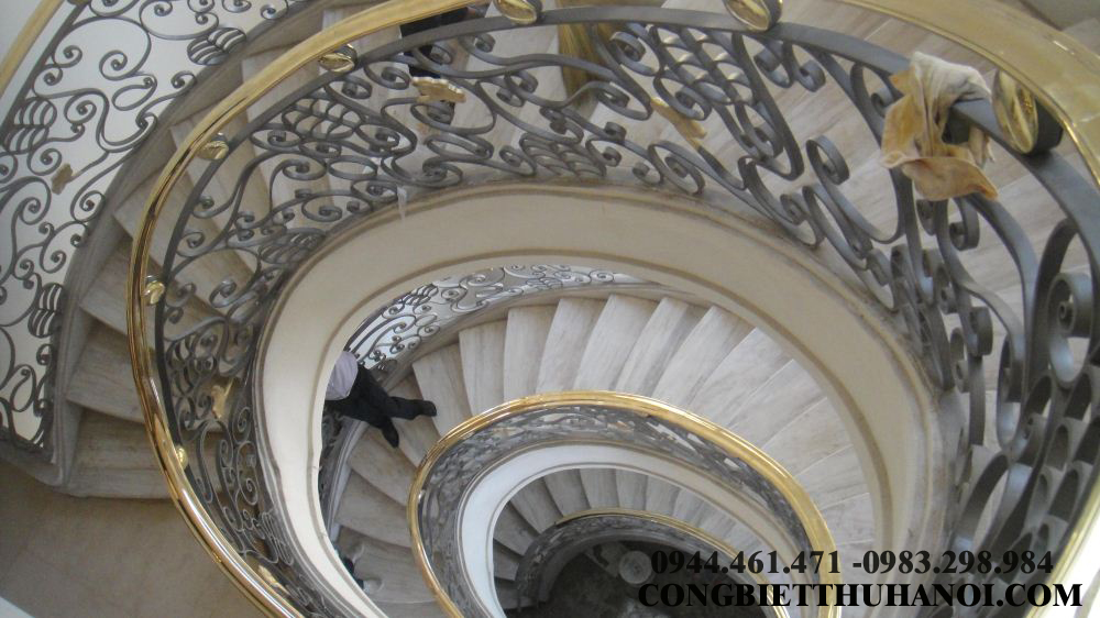 Cầu thang sắt mỹ nghệ tay vịn đồng.