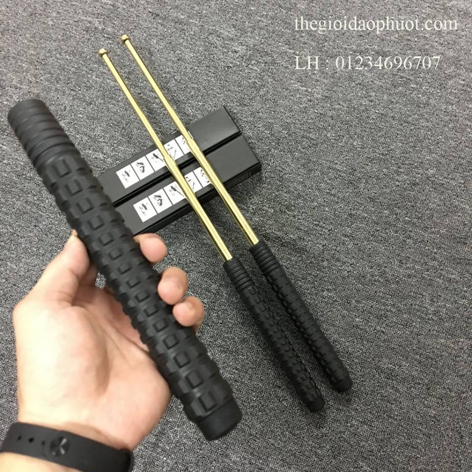 Cán Baton thường được làm bằng cao su hoặc mút xốp để giảm thiểu trơn tuột trượt