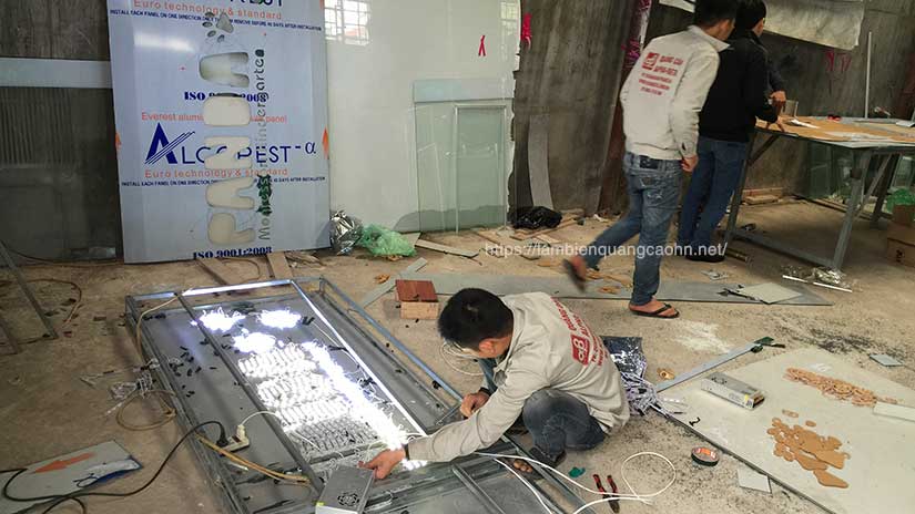 Biển alu, biển alu chữ nổi