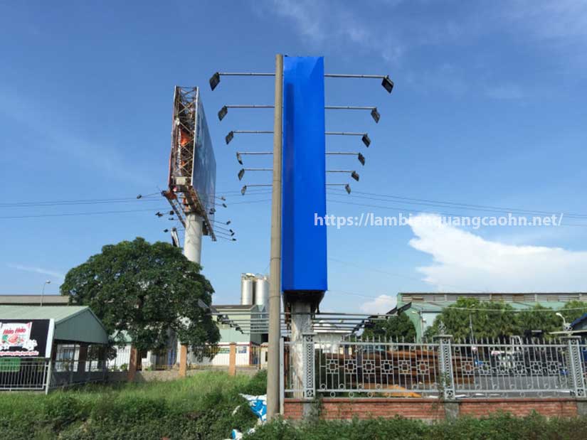 Biển bạt có đèn rọi